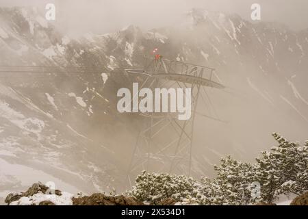 Cable car technicians working in bad weather conditions, Nebelhorn cable car near Oberstdorf, Allgaeu Alps, Allgaeu, Bavaria, Germany Stock Photo