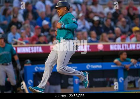 Seattle Mariners designated hitter Polanco runs to first base