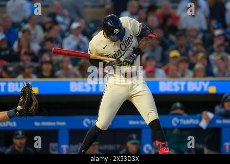 Minneapolis, Minnesota, USA. 6th May, 2024. Minnesota Twins shortstop CARLOS CORREA (4) dodges the ball during a MLB baseball game between the Minnesota Twins and the Seattle Mariners at Target Field. The Twins won 3-1. (Credit Image: © Steven Garcia/ZUMA Press Wire) EDITORIAL USAGE ONLY! Not for Commercial USAGE! Stock Photo