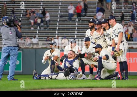 Minneapolis, Minnesota, USA. 6th May, 2024. The Minnesota Twins celebrate with a posed photo after a MLB baseball game between the Minnesota Twins and the Seattle Mariners at Target Field. The Twins won 3-1. (Credit Image: © Steven Garcia/ZUMA Press Wire) EDITORIAL USAGE ONLY! Not for Commercial USAGE! Stock Photo