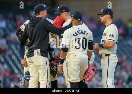 Minneapolis, Minnesota, USA. 6th May, 2024. Minnesota Twins make a mound visit during a MLB baseball game between the Minnesota Twins and the Seattle Mariners at Target Field. The Twins won 3-1. (Credit Image: © Steven Garcia/ZUMA Press Wire) EDITORIAL USAGE ONLY! Not for Commercial USAGE! Stock Photo