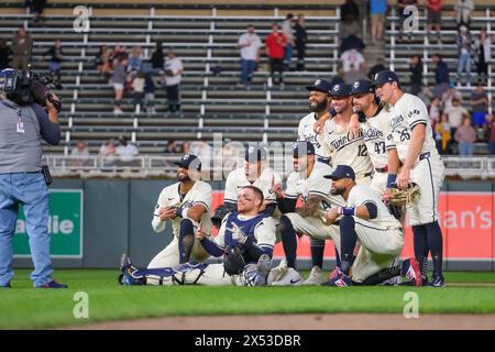 Minneapolis, Minnesota, USA. 6th May, 2024. The Minnesota Twins celebrate with a posed photo after a MLB baseball game between the Minnesota Twins and the Seattle Mariners at Target Field. The Twins won 3-1. (Credit Image: © Steven Garcia/ZUMA Press Wire) EDITORIAL USAGE ONLY! Not for Commercial USAGE! Stock Photo