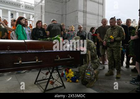 Kyiv, Ukraine. 06th May, 2024. Ukrainian servicemen pay their respect to Ukrainian soldier Eduard Khatmullin, who died in battle against the Russian troops, during a funeral ceremony at Independence Square in Kyiv. Credit: SOPA Images Limited/Alamy Live News Stock Photo