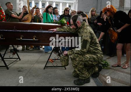 Kyiv, Ukraine. 06th May, 2024. Ukrainian servicemen pay their respect to Ukrainian soldier Eduard Khatmullin, who died in battle against the Russian troops, during a funeral ceremony at Independence Square in Kyiv. Credit: SOPA Images Limited/Alamy Live News Stock Photo