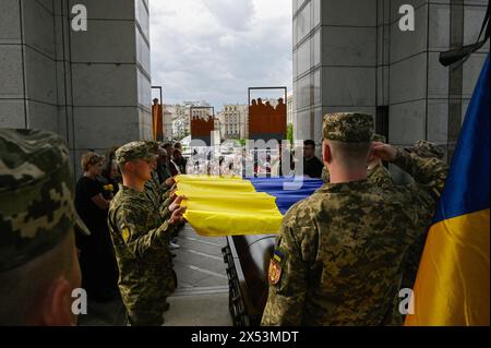 Kyiv, Ukraine. 06th May, 2024. Ukrainian servicemen cover the coffin of Ukrainian soldier, Eduard Khatmullin with a Ukrainian national flag, the soldier died in battle against the Russian troops, during a funeral ceremony at Independence Square in Kyiv. Credit: SOPA Images Limited/Alamy Live News Stock Photo