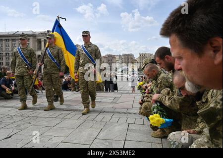 Kyiv, Ukraine. 06th May, 2024. Soldiers get down on one knee during the funeral ceremony of Ukrainian soldier Eduard Khatmullin, who died in battle against the Russian troops, at Independence Square in Kyiv. Credit: SOPA Images Limited/Alamy Live News Stock Photo