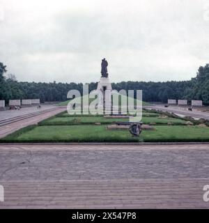 Sowjetisches Ehrenmal im Treptower Park in Ostberlin. Die im Mai 1949 fertiggestellte Anlage wurde auf Weisung der Sowjetischen Militäradministration in Deutschland errichtet, um die im Zweiten Weltkrieg gefallenen Soldaten der Roten Armee zu ehren. Über 7000 der in der Schlacht um Berlin gefallenen Soldaten sind hier bestattet. / Soviet memorial in Treptower Park in East Berlin. Completed in May 1949, the memorial was erected on the instructions of the Soviet military administration in Germany to honor the soldiers of the Red Army who fell in the Second World War. Over 7000 of the soldiers wh Stock Photo