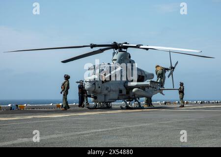 U.S. Marines with Marine Medium Tiltrotor Squadron 365 (Reinforced), 24th Marine Expeditionary Unit (MEU), prepare an AH-1Z Viper for flight operation Stock Photo