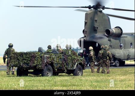 RAF Chinook HC.2 ZH894,  loading a Land Rover and ground troops, during a  tactical display at Biggin Hill Air Show, June, 2010. Stock Photo