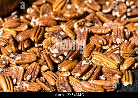 Pecan (Carya illinoiensis, Carya pecan), cracked pecan nuts Stock Photo