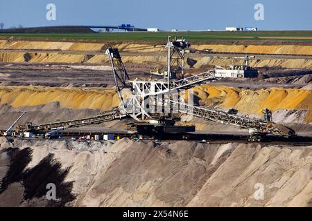 Stacker in the Garzweiler opencast lignite mine, motorway in the background, Germany, North Rhine-Westphalia, Rhineland, Juechen Stock Photo