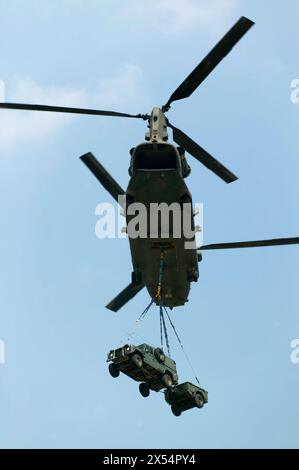 RAF Chinook HC.2 ZH894 carrying an underslung Landrover and Trailer combo at the 2010, Biggin Hill International Air Fair Stock Photo