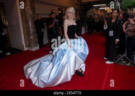 New York, New York, USA. 6th May, 2024. (NEW) The Pierre Hotel: 2024 Met Gala Departures. May 06, 2024, New York, New York, USA: Sabrina Carpenter wearing Thom Browne departs the Pierre Hotel for 2024 Met Gala on May 06, 2024 in New York City. (Credit: M10s/TheNews2) (Foto: M10s/Thenews2/Zumapress) (Credit Image: © Ron Adar/TheNEWS2 via ZUMA Press Wire) EDITORIAL USAGE ONLY! Not for Commercial USAGE! Stock Photo