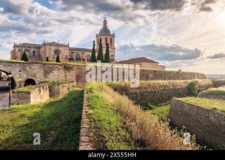 View over the walls of the fortress of Ciudad Rodrigo in Spain with emphasis on the Santa Maria cathedral in the background. Stock Photo