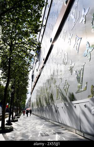 Louis Vuitton Falg ship store and Headquarter on Champs Elysées - Paris - France Stock Photo