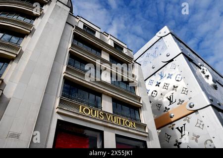 Louis Vuitton Falg ship store and Headquarter on Champs Elysées - Paris - France Stock Photo