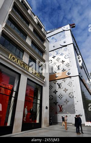 Louis Vuitton Falg ship store and Headquarter on Champs Elysées - Paris - France Stock Photo