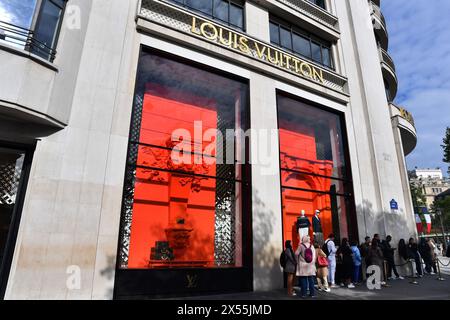 Louis Vuitton Falg ship store and Headquarter on Champs Elysées - Paris - France Stock Photo