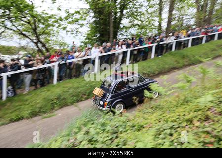 Fiat 500 driving up Test Hill at Italian Car Day at Brooklands, 4th May 2024, Brooklands Museum, Weybridge, Surrey, England, UK Stock Photo