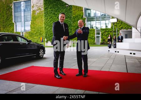 R-L Olaf Scholz, Bundeskanzler, empfaengt Denis Becirovic, Vorsitzender ...