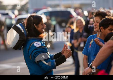 Cape Canaveral, United States of America. 06 May, 2024. NASA astronaut Suni Williams, gives a thumbs up as she speaks with family and friends before the short trip to Launch Complex 41 at the Kennedy Space Center, May 6, 2024, in Cape Canaveral, Florida. The Starliner first manned Crew Flight Test was scrubbed at the last minute after a problem with an oxygen relief valve on the Centaur Stage was detected. Credit: Lacey Young/NASA Photo/Alamy Live News Stock Photo