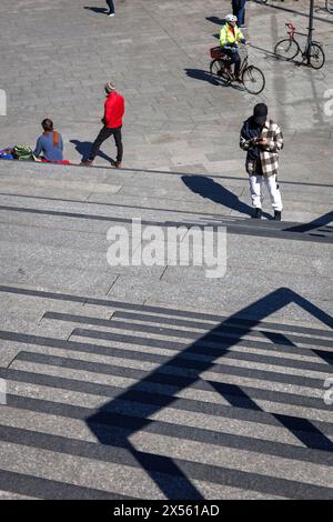 man with plaid jacket standing at the stairs from the station forecourt to the cathedral, Cologne, Germany. Mann mit karrierter Jacke steht an der Tre Stock Photo