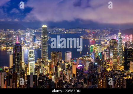 Hong Kong Skyline mit Hochhäuser Innenstadt Downtown bei Nacht in Hongkong, China Hong Kong, China - 4. April 2024: Hong Kong Skyline mit Hochhäuser Innenstadt Downtown bei Nacht in Hongkong, China. *** Hong Kong skyline with skyscrapers downtown at night in Hong Kong, China Hong Kong, China 4 April 2024 Hong Kong skyline with skyscrapers downtown at night in Hong Kong, China Stock Photo