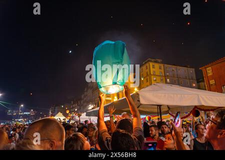 06.23.2023. Porto, Portugal: Festa de Sao Joao do Porto many happy people on the street with flying lanterns in the evening . Stock Photo