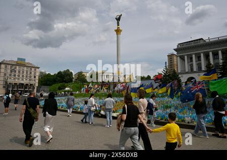 Kyiv, Ukraine. 06th May, 2024. People pass by the Ukrainian flags with the names of the fallen Ukrainian soldiers who died during the war with Russia, at the Independence Square in Kyiv. (Photo by Sergei Chuzavkov/SOPA Images/Sipa USA) Credit: Sipa USA/Alamy Live News Stock Photo