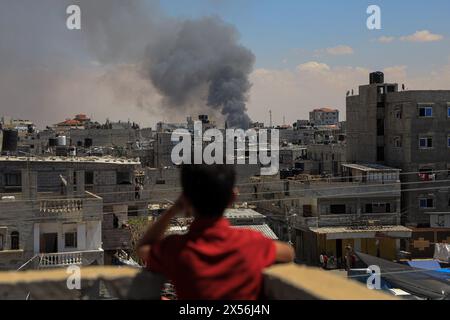 Gaza. 7th May, 2024. Smoke rises following Israeli airstrikes in southern Gaza Strip city of Rafah, on May 7, 2024. At least 20 Palestinians were killed in intensive Israeli airstrikes in Rafah, Palestinian security and medical sources said on Tuesday. Credit: Rizek Abdeljawad/Xinhua/Alamy Live News Stock Photo