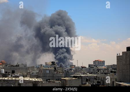 Gaza. 7th May, 2024. Smoke rises following Israeli airstrikes in southern Gaza Strip city of Rafah, on May 7, 2024. At least 20 Palestinians were killed in intensive Israeli airstrikes in Rafah, Palestinian security and medical sources said on Tuesday. Credit: Rizek Abdeljawad/Xinhua/Alamy Live News Stock Photo