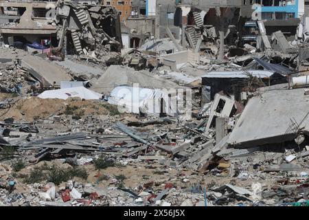 Khan Yunis, Palestinian Territories. 07th May, 2024. Internally displaced Palestinians set up tents on the ruins after the Israeli army asked them to evacuate from the city of Rafah, in Khan Yunis camp. Credit: Omar Naaman/dpa/Alamy Live News Stock Photo