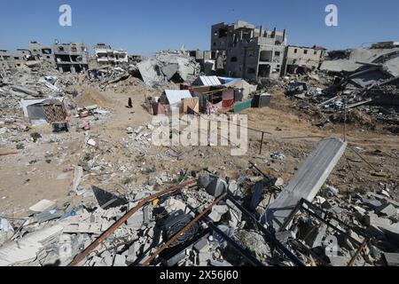 Khan Yunis, Palestinian Territories. 07th May, 2024. Internally displaced Palestinians set up tents on the ruins after the Israeli army asked them to evacuate from the city of Rafah, in Khan Yunis camp. Credit: Omar Naaman/dpa/Alamy Live News Stock Photo