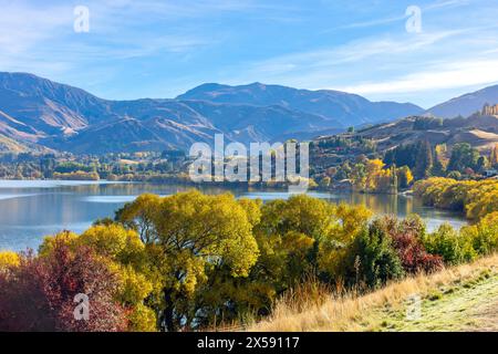 Lake Hayes in autumn, near Queenstown, Otago, South Island, New Zealand Stock Photo