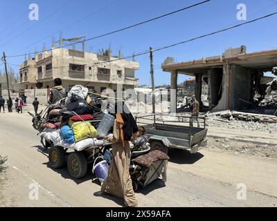 Gaza City, Gaza Strip, Palestine. 8th May, 2024. Palestinians evacuate Rafah ahead of expected Israeli assault. (Credit Image: © Aaed Baker/ZUMA Press Wire) EDITORIAL USAGE ONLY! Not for Commercial USAGE! Stock Photo