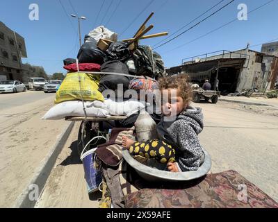 Gaza City, Gaza Strip, Palestine. 8th May, 2024. Palestinians evacuate Rafah ahead of expected Israeli assault. (Credit Image: © Aaed Baker/ZUMA Press Wire) EDITORIAL USAGE ONLY! Not for Commercial USAGE! Stock Photo