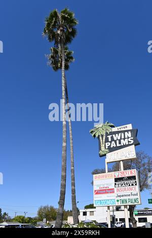 WHITTIER, CALIFORNIA - 28 APR 2024: Twin Palms Village sign at the retro strip mall on Whittier Boulevard. Stock Photo