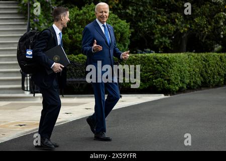 Washington, United States. 08th May, 2024. President Joe Biden gestures as he walks with White House Deputy Chief of Staff Bruce Reed towards Marine One on the South Lawn of the White House on May 8, 2024 in Washington, DC The President is traveling for campaign events in Racine County, Wisconsin, and Chicago, Illinois. (Photo by Samuel Corum/Sipa USA) Credit: Sipa USA/Alamy Live News Stock Photo
