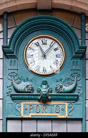 Clock, Sao Bento railway station, station hall with Azulejo tiles, Porto, Portugal Stock Photo
