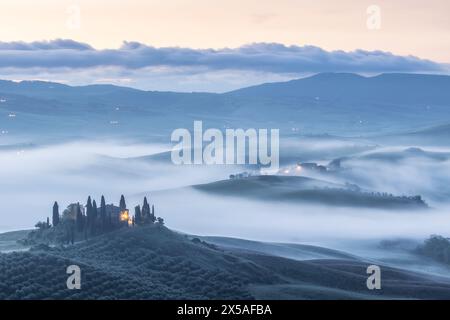 The Belvedere (Tuscan farmhouse) and Val d'Orcia, near San Quirico d'Orcia, Val d'Orcia Tuscany, Italy Stock Photo