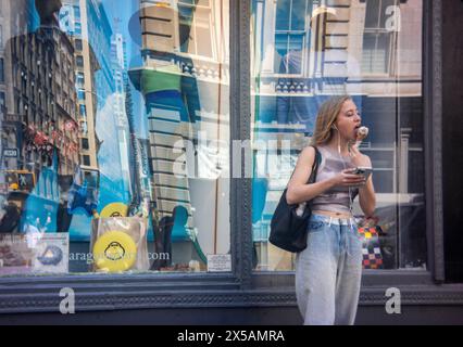 Warm weather in the busy Flatiron neighborhood in New York on Wednesday, May 1, 2024  (© Richard B. Levine) Stock Photo