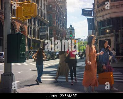 Warm weather in the busy Flatiron neighborhood in New York on Wednesday, May 1, 2024  (© Richard B. Levine) Stock Photo