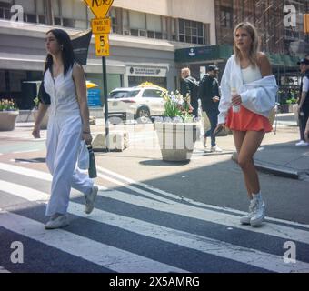 Warm weather in the busy Flatiron neighborhood in New York on Wednesday, May 1, 2024  (© Richard B. Levine) Stock Photo