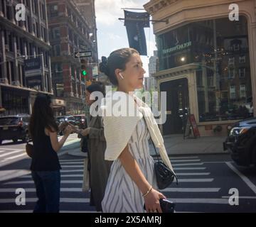 Warm weather in the busy Flatiron neighborhood in New York on Wednesday, May 1, 2024  (© Richard B. Levine) Stock Photo