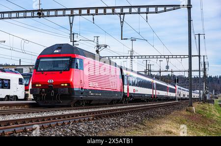 Ein SBB IC2000 fährt durch den Bahnhof von Bassersdorf. Er wird von einer Lok 2000 gezogen. (Bassersdorf, Schweiz, 04.02.2024) Stock Photo