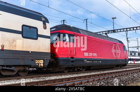 Ein SBB IC2000 fährt durch den Bahnhof von Bassersdorf. Er wird von einer Lok 2000 gezogen. (Bassersdorf, Schweiz, 04.02.2024) Stock Photo