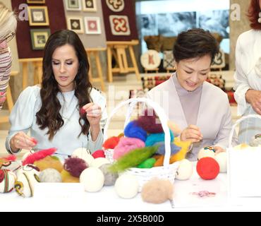 Belgrade, Serbia. 8th May, 2024. Peng Liyuan, wife of Chinese President Xi Jinping, and Tamara Vucic, wife of Serbian President Aleksandar Vucic, participate in making Serbian wool felt balls at the National Museum of Serbia in Belgrade, Serbia, May 8, 2024. Peng Liyuan on invitation visited the National Museum of Serbia with Tamara Vucic in Belgrade on Wednesday morning. Credit: Ding Lin/Xinhua/Alamy Live News Stock Photo