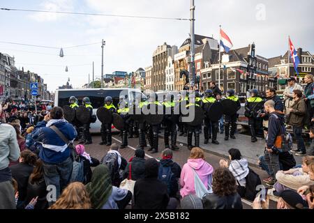 AMSTERDAM - Police officers try to stop support demonstrators on the Rokin. In the morning, the barricades erected by demonstrators at the Binnengasthuis grounds of the University of Amsterdam (UvA) are still visible. Entrances to the site are blocked from several sides with, among other things, pallets and bicycle racks. ANP RAMON VAN FLYMEN netherlands out - belgium out Stock Photo