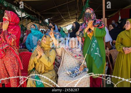 Supporters of the Jammu and Kashmir Peoples Democratic Party (PDP) hold party flags as they chant slogans at an election campaign rally of their candidate Waheed Rehman Para, ahead of the fourth phase of voting of India's general election, in Budgam district, south-west of Srinagar. The 2024 Lok Sabha (lower house of Parliament) parliamentary elections mark the first major election in Jammu and Kashmir since New Delhi revoked Article 370, the region's special semi-autonomous status, in 2019. (Photo by Faisal Bashir/SOPA Images/Sipa USA) Stock Photo