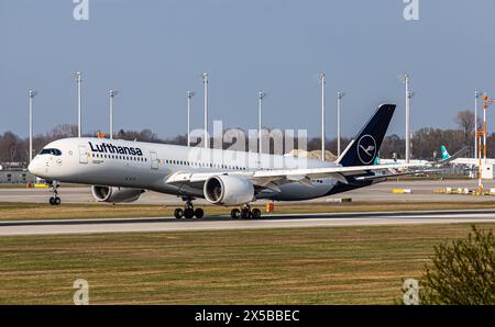 Lufthansa Ein Airbus A350-941 von Lufthansa landet auf der Sübahn des Flughafen München. Immatrikulation des Langstreckenflugzeug D-AIXC. München, Deutschland, 06.04.2023 *** Lufthansa An Airbus A350 941 from Lufthansa lands on the runway at Munich Airport Registration of the long-haul aircraft D AIXC Munich, Germany, 06 04 2023 Stock Photo